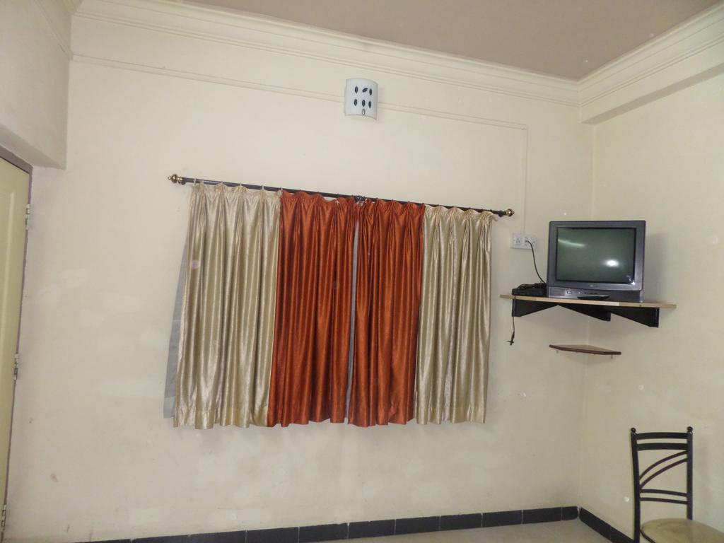 Chalukya Deluxe Kolhapur Exterior foto
